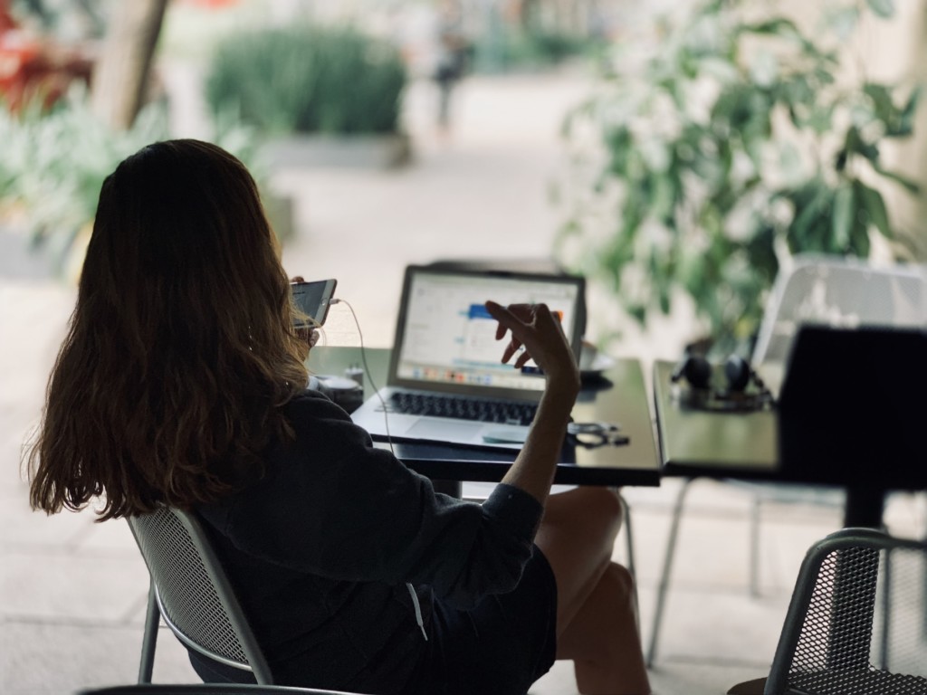 Particulier devant son poste informatique